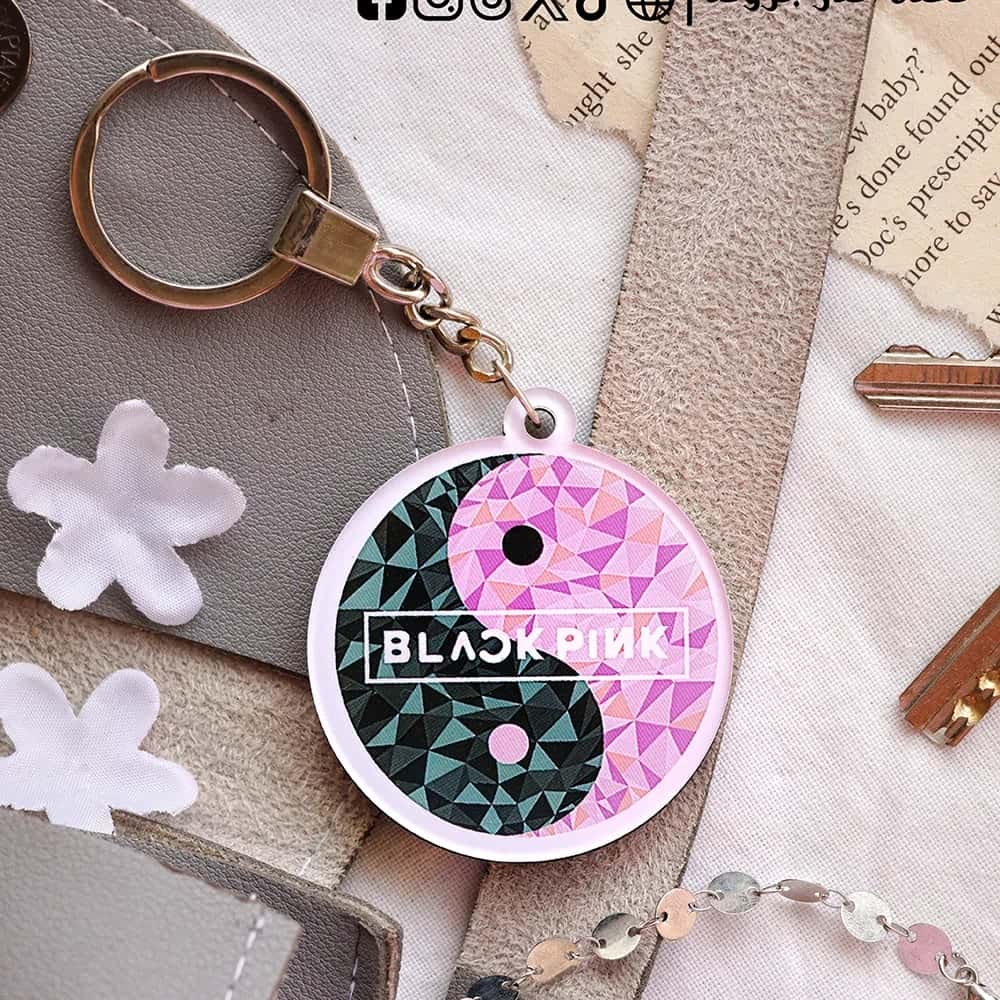 wIAn0R4c1aAAchD4gDXSD2FaEImSXa5xxwT5WXQv.jpg Black Pink -key chain - الصورة 1
