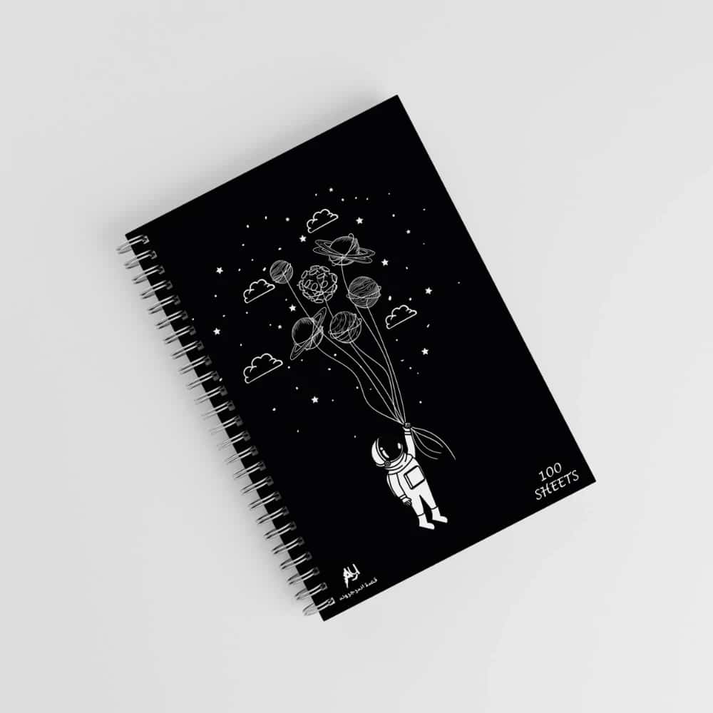 zI4xmyrUKhvWPiSNkp8C5C54HmMMnypfbQR74Zhk.jpg Astronaut Balloon Planet black -note - الصورة 1